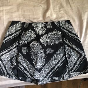 Skirt/shorts in back